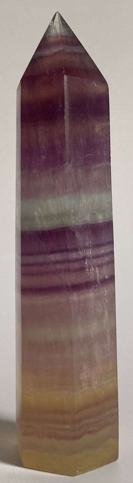 Obelisc din cristal de fluorit candy pe fundal alb