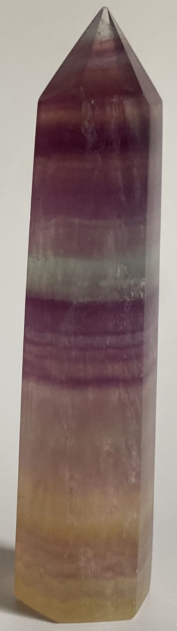 Obelisc de 9.7cm din piatra semipretioasa de fluorit candy pe fundal alb