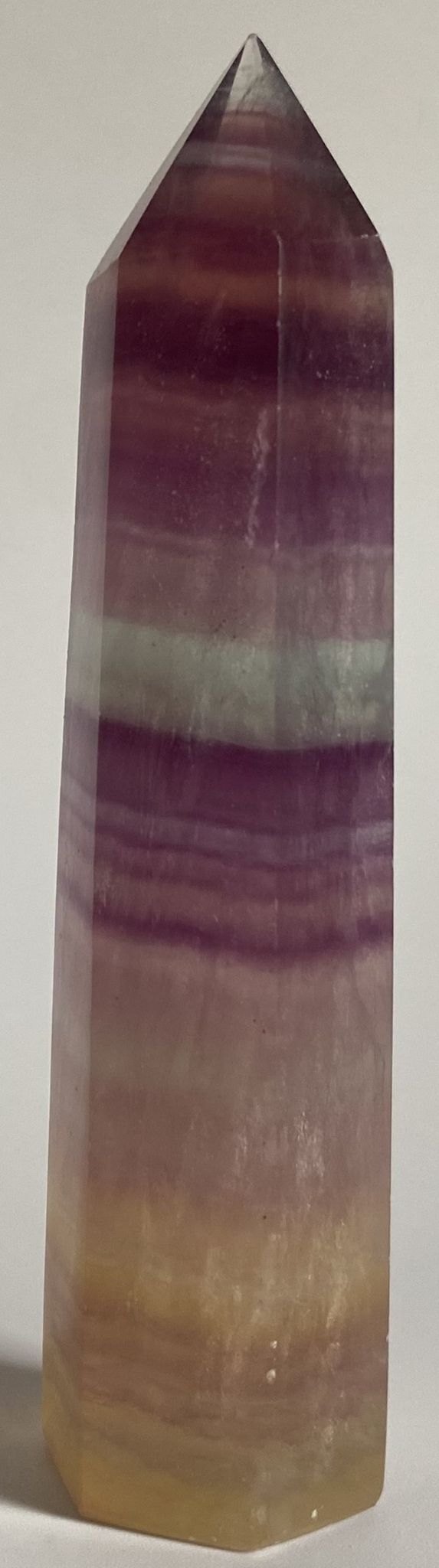 Obelisc de 9.7cm din cristal de fluorit candy pe fundal alb