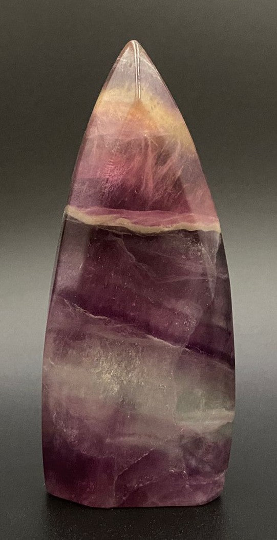 Sculptura din cristal de fluorit candy pe fundal negru