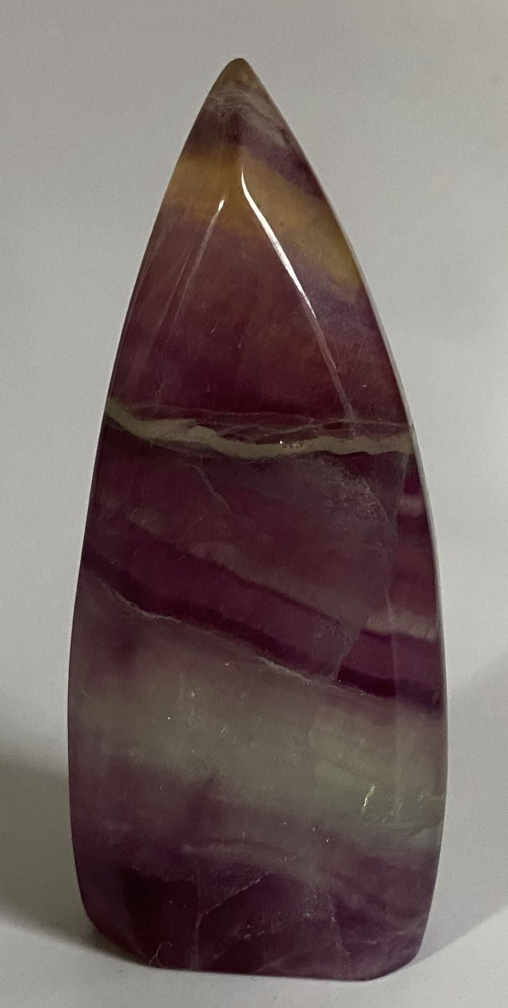 Sculptura din cristal de fluorit candy pe fundal alb