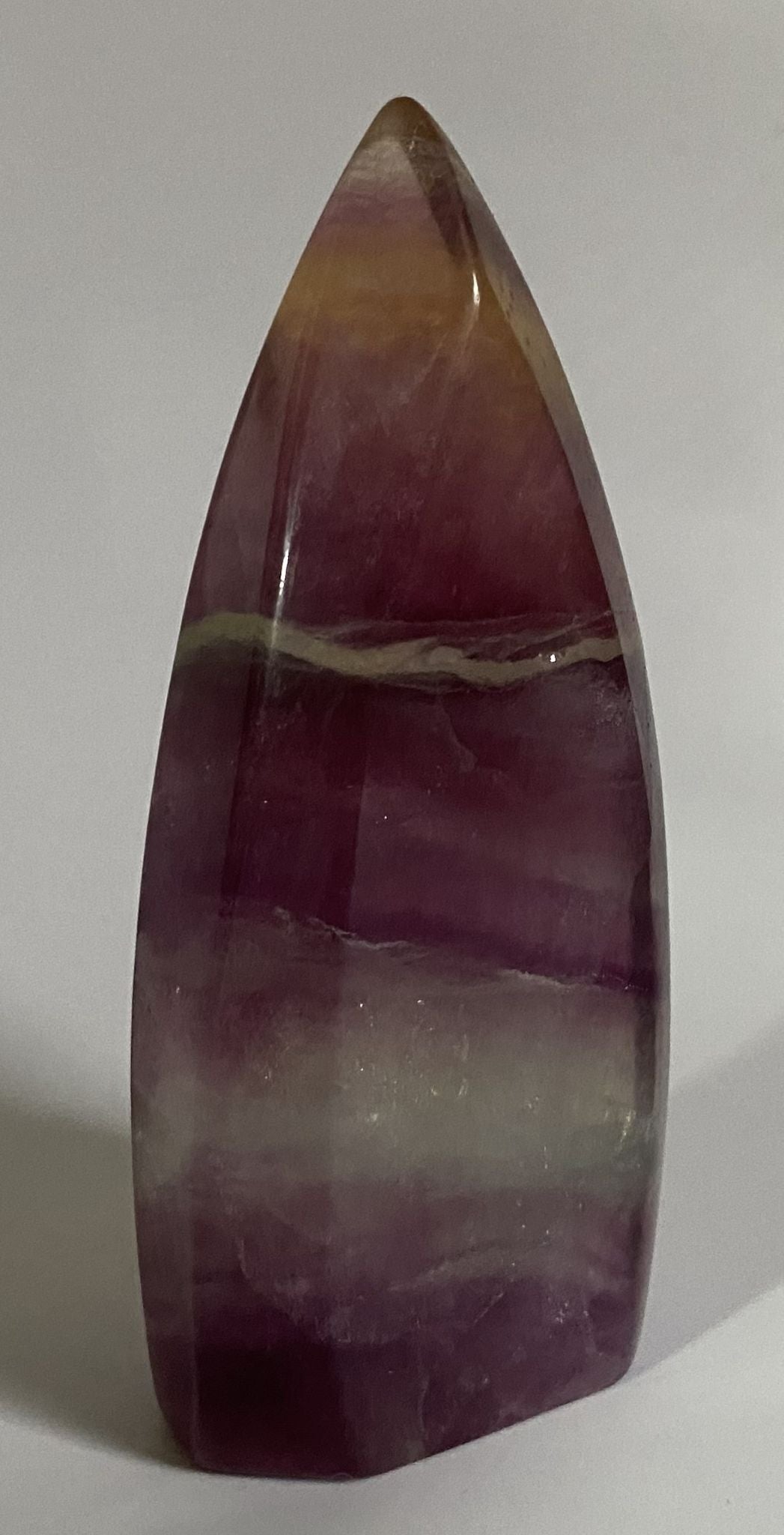 Sculptura din piatra semipretioasa de fluorit candy pe fundal alb