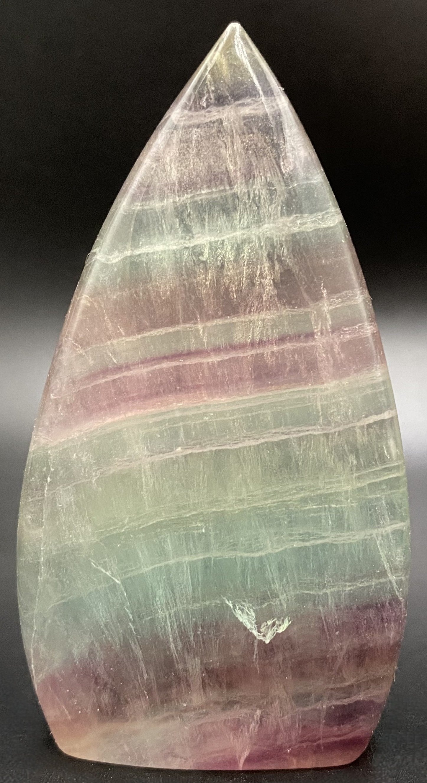 Sculptura din piatra semipretioasa de fluorit candy pe fundal negru