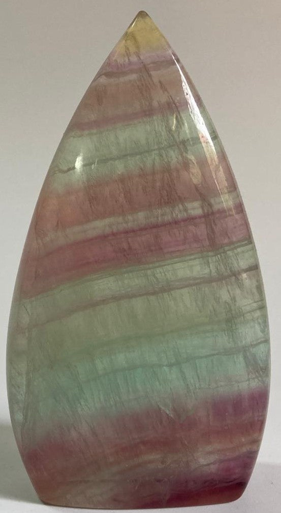 Sculptura din piatra semipretioasa de fluorit candy pe fundal alb