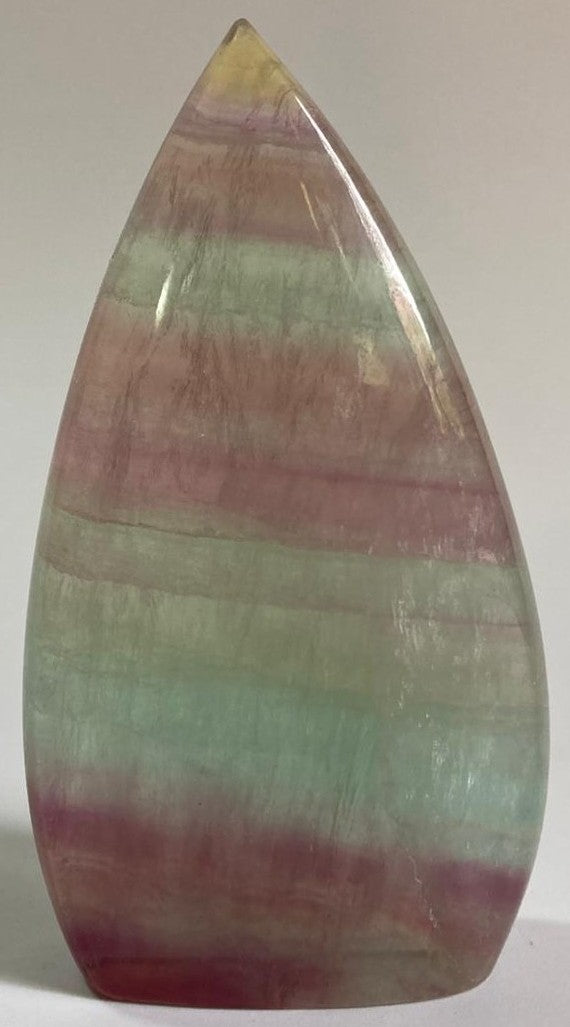 Sculptura din cristal de fluorit candy pe fundal alb