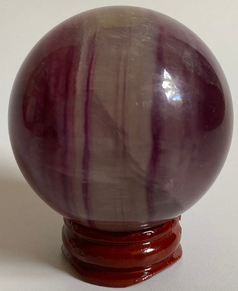 Sfera de 5.2cm din cristal de fluorit candy pe suport din lemn cu fundal alb