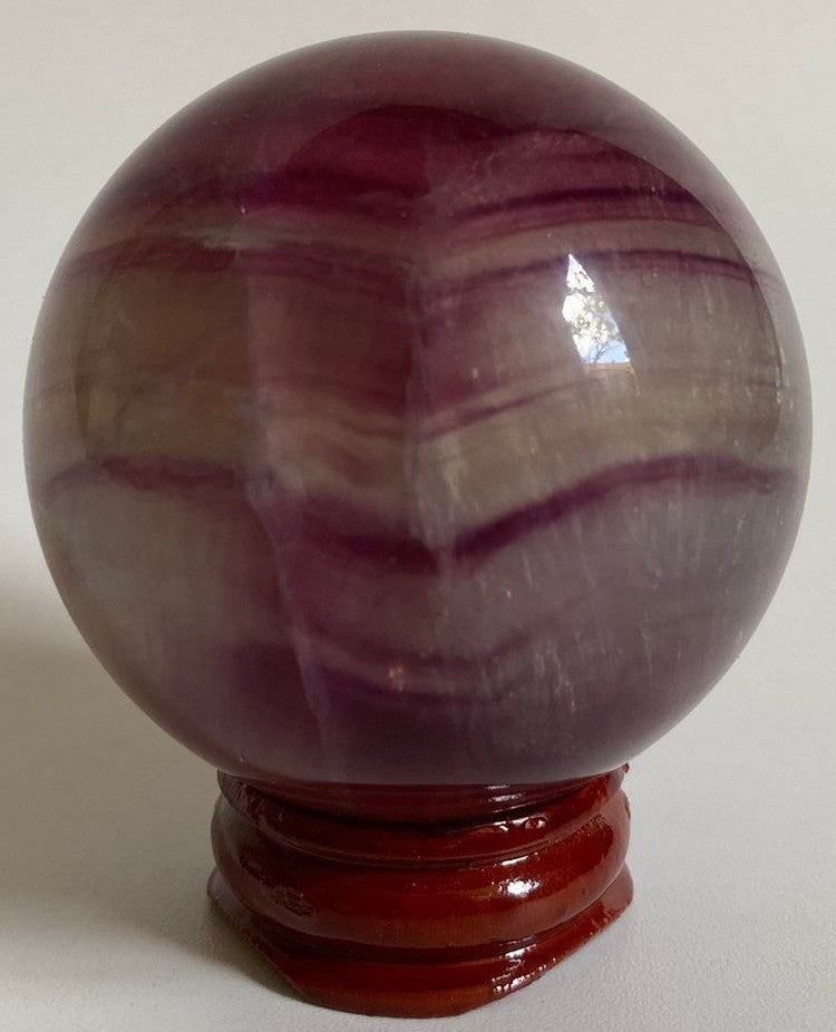 Sfera decorativa de 5.2cm din cristal de fluorit candy pe suport din lemn cu fundal alb