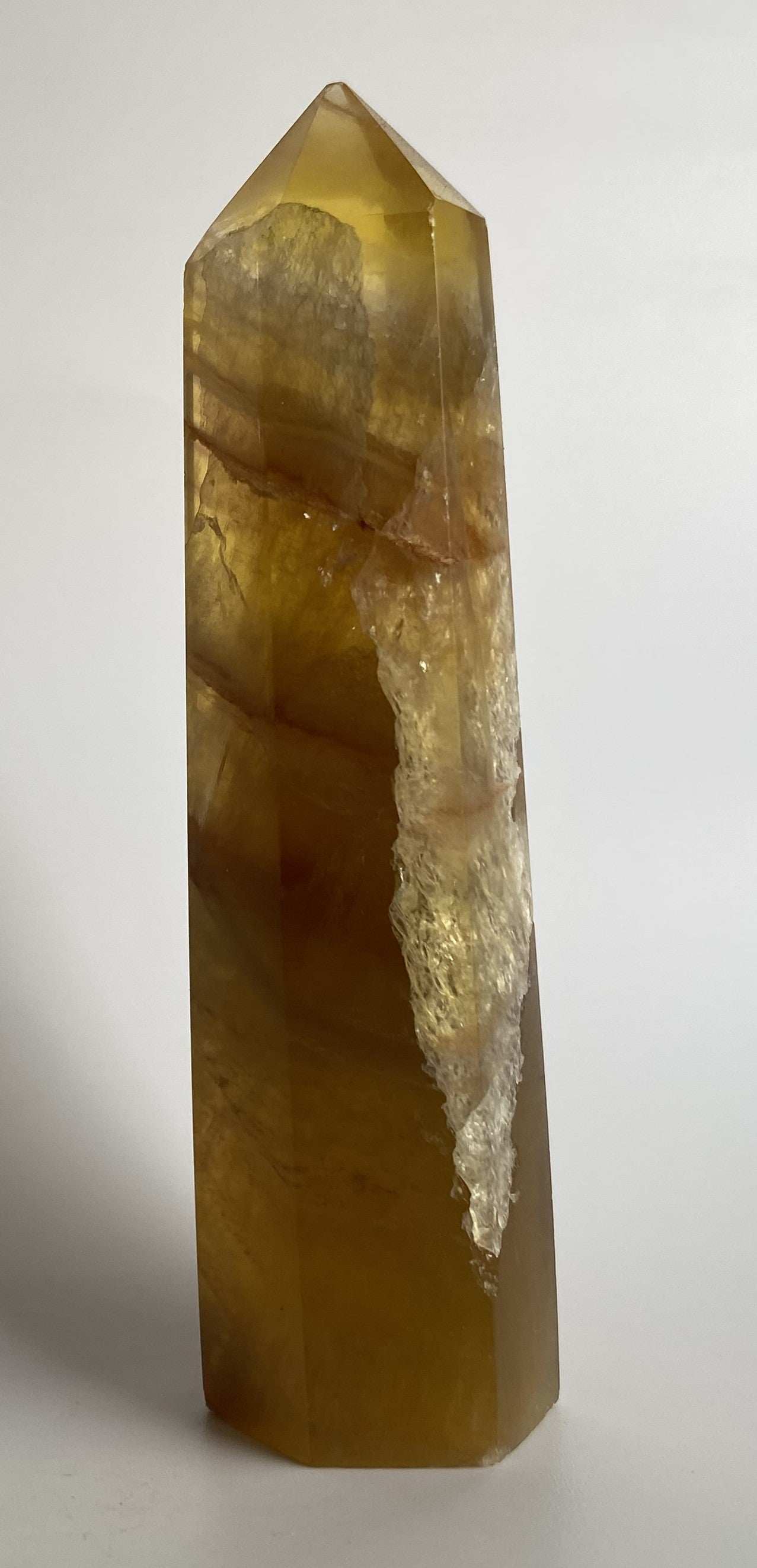 Obelisc din Fluorit Galben natural, 10.2 cm, piatră semiprețioasă cu textură combinată netedă și cristalizată.