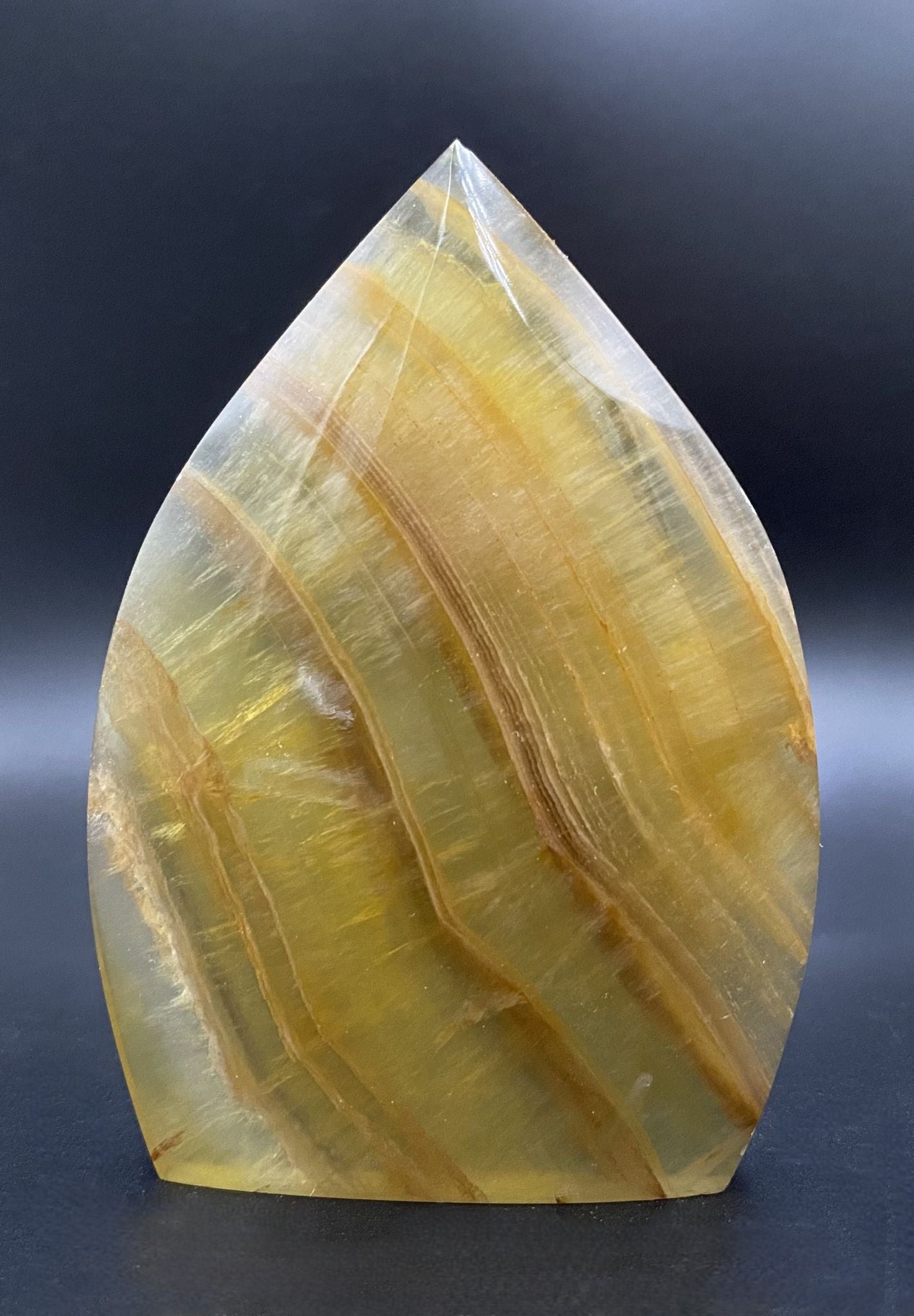 Sculptura din piatra semipretioasa de fluorit galben pe fundal negru