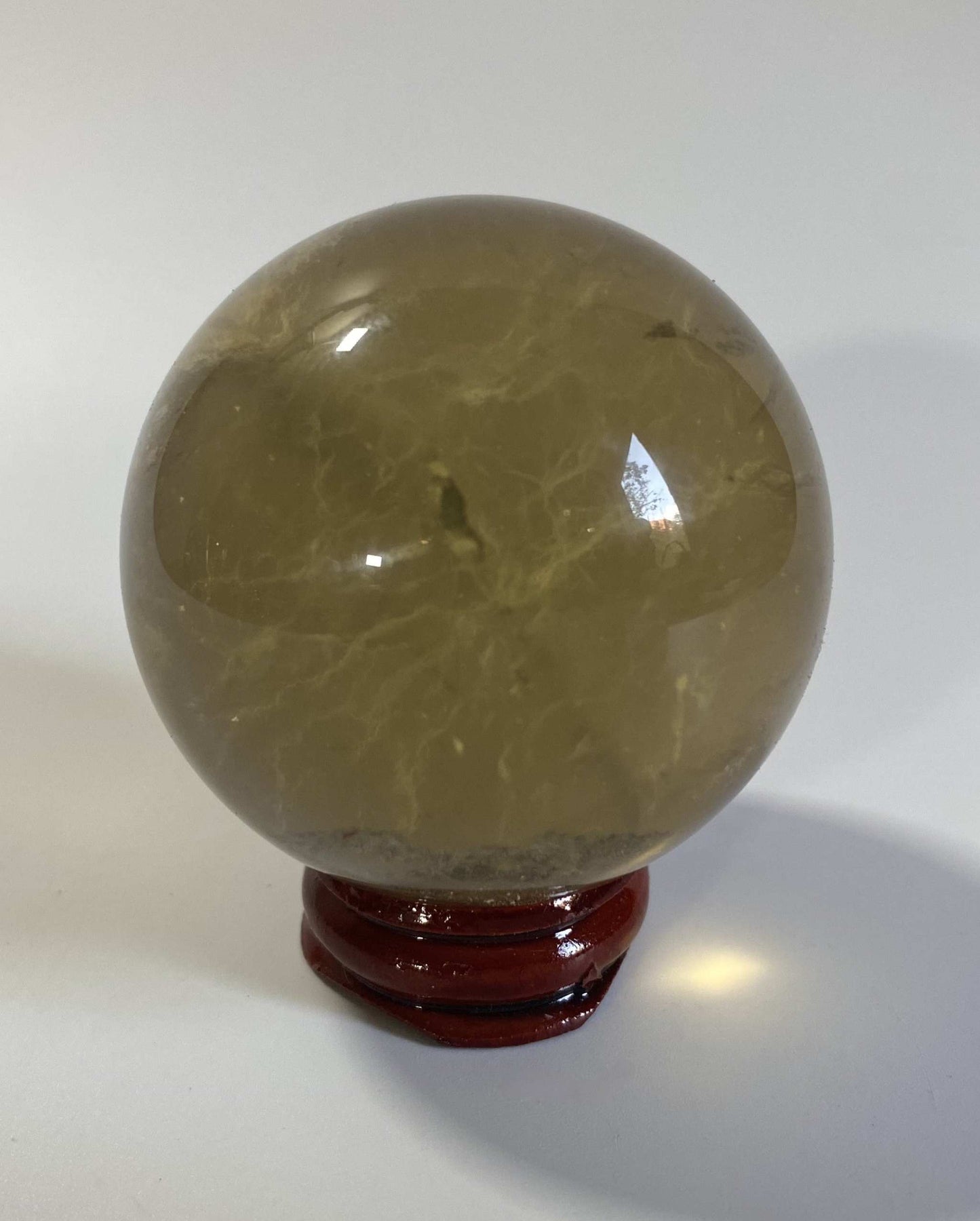Sfera din Fluorit Galben semi-transparent pe suport lemn
