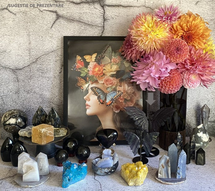 Fluture decorativ din Fluorit Rainbow pe suport metalic, 19x17 cm, piatră semiprețioasă curcubeu
