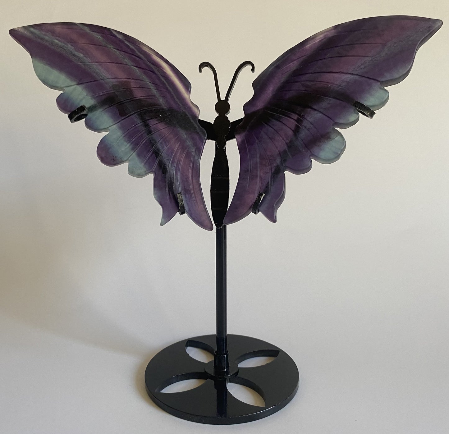 Fluture decorativ din Fluorit Rainbow sprijinit pe suport metalic negru