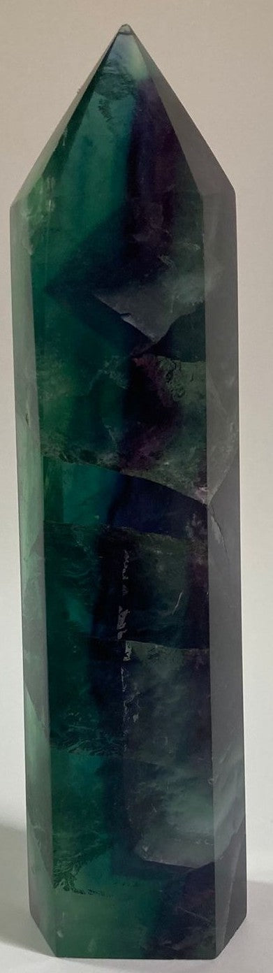 Obelisc din piatra semipretioasa de fluorit rainbow pe fundal alb