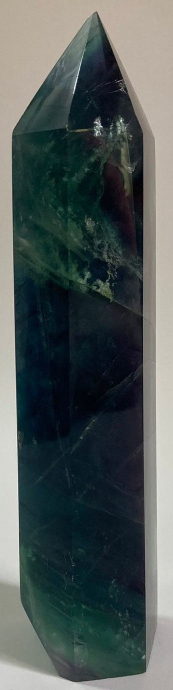 Obelisc din cristal de fluorit rainbow pe fundal alb