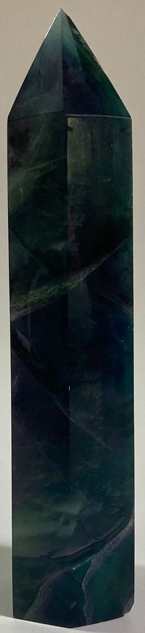 Obelisc din cristal de fluorit rainbow pe fundal alb
