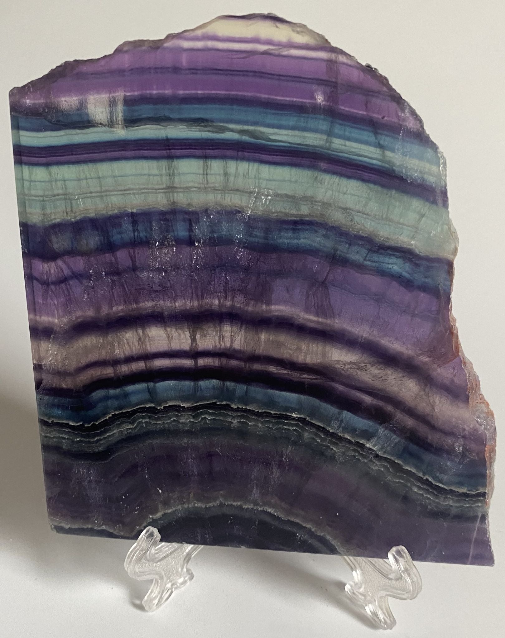 Felie din piatra semipretioasa de fluorit rainbow pe suport din plastic cu fundal alb