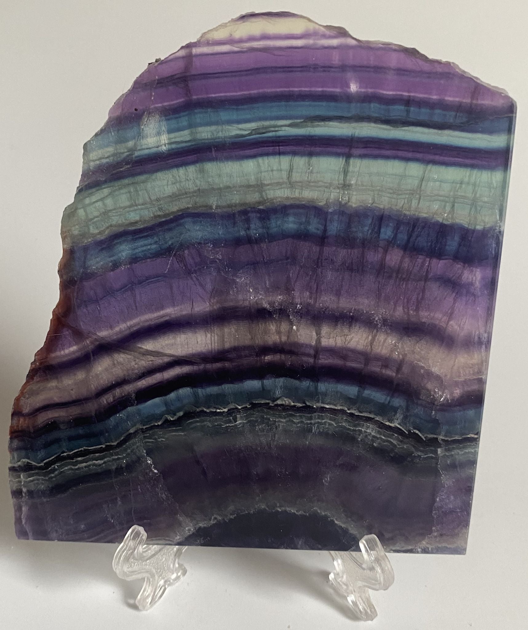 Felie din cristal de fluorit rainbow pe suport din plastic cu fundal alb