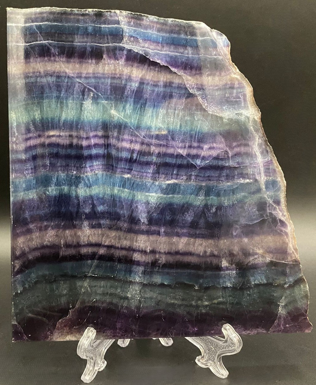 Felie din piatra semipretioasa de fluorit rainbow pe suport din plastic cu fundal negru