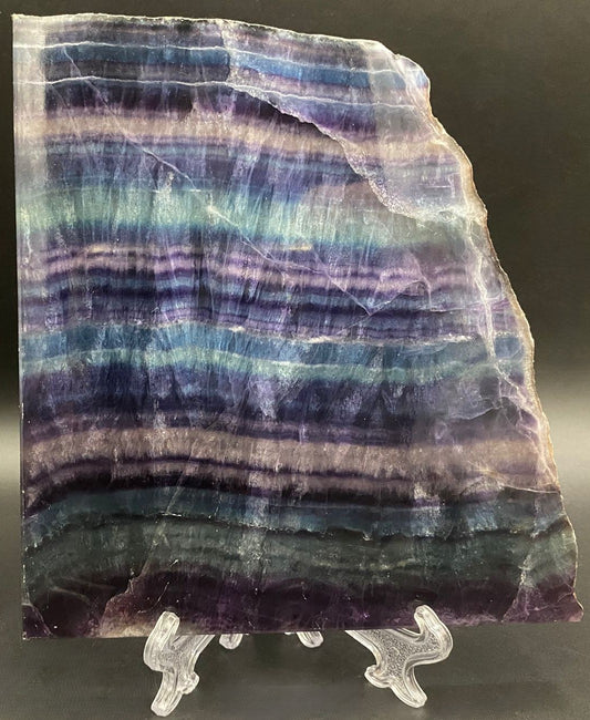 Felie din piatra semipretioasa de fluorit rainbow pe suport din plastic cu fundal negru