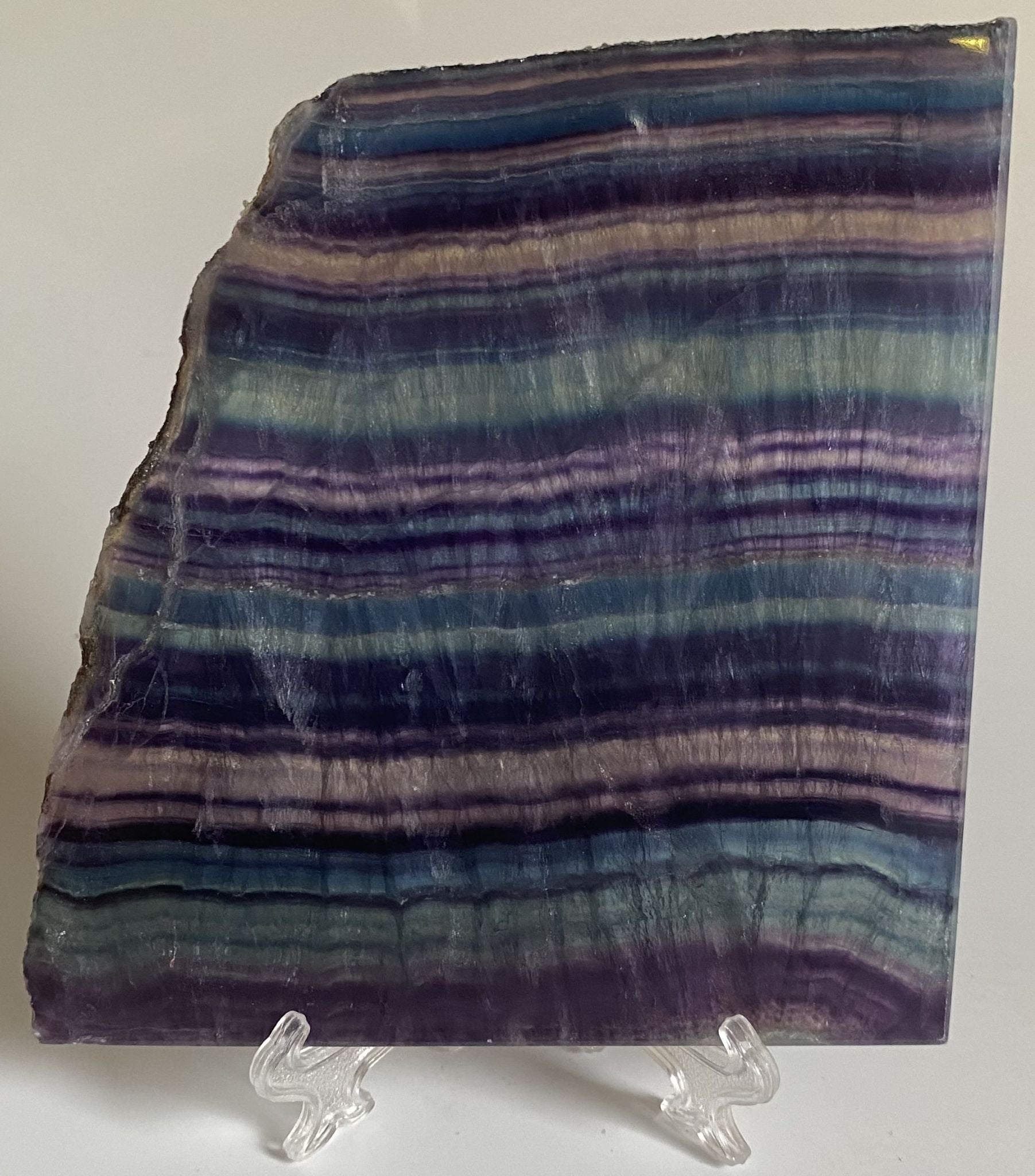 Felie din piatra semipretioasa de fluorit rainbow pe suport din plastic cu fundal alb