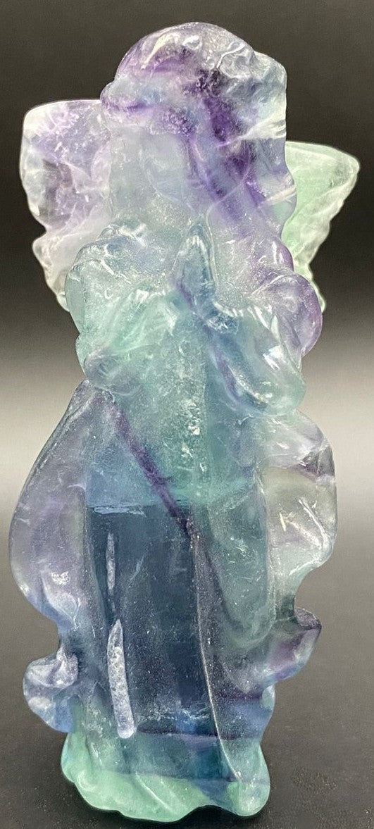 Inger din piatra semipretioasa de fluorit rainbow pe fundal negru