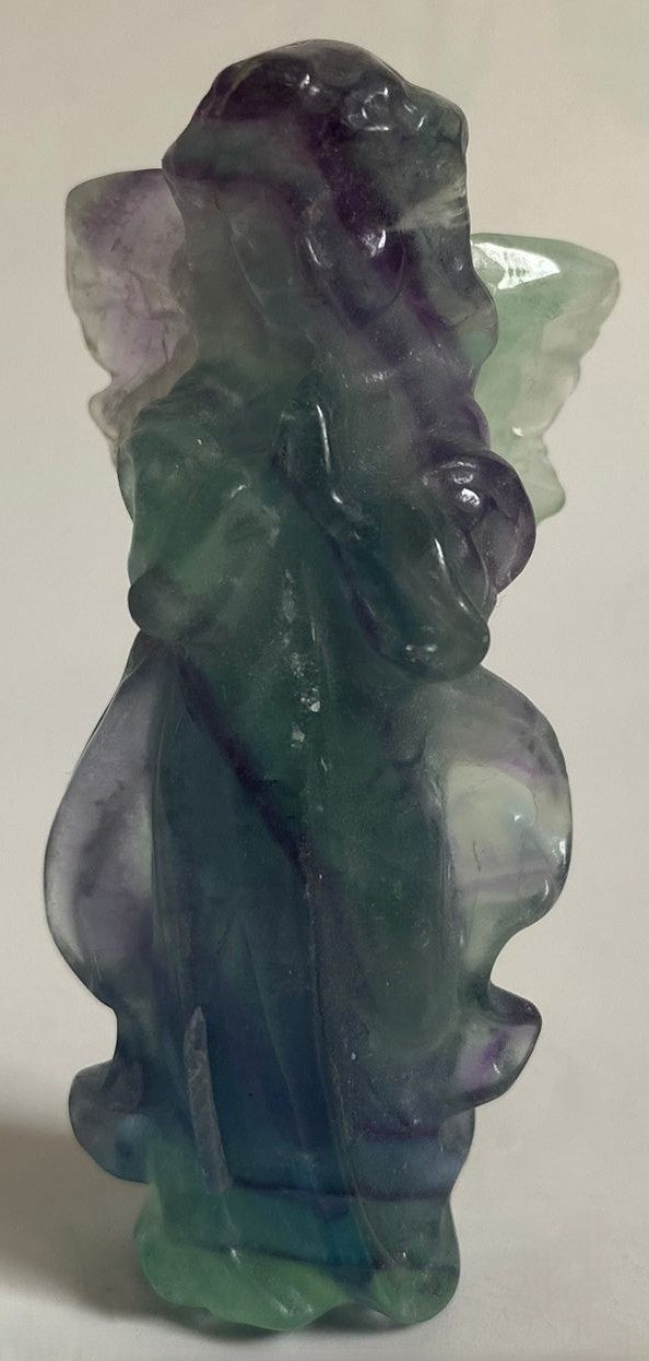 Inger din piatra semipretioasa de fluorit rainbow pe fundal alb