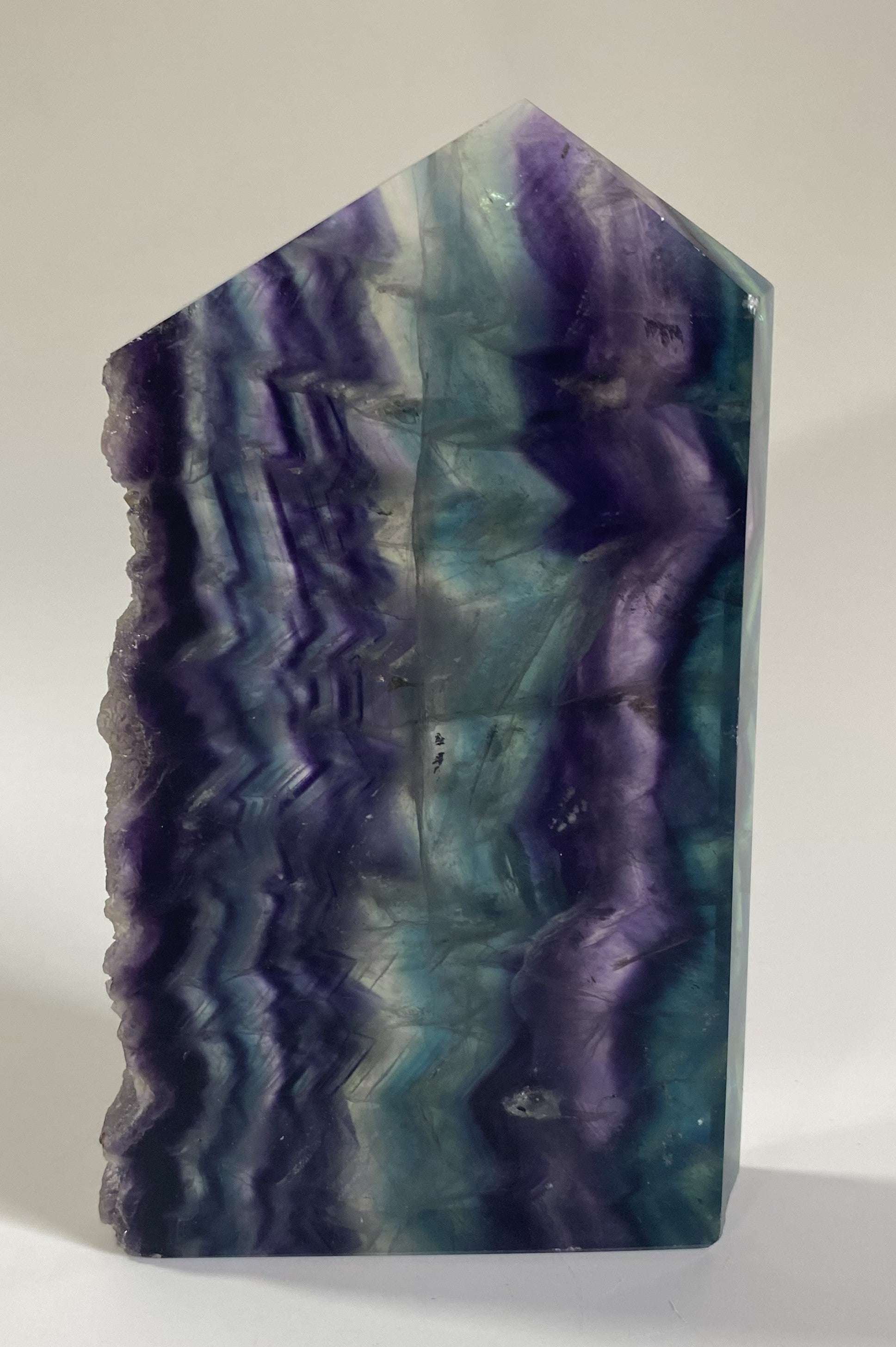 Obelisc brut din Fluorit Rainbow cu nuanțe violet și verde, 13.7 cm, piatră semiprețioasă naturală curcubeu