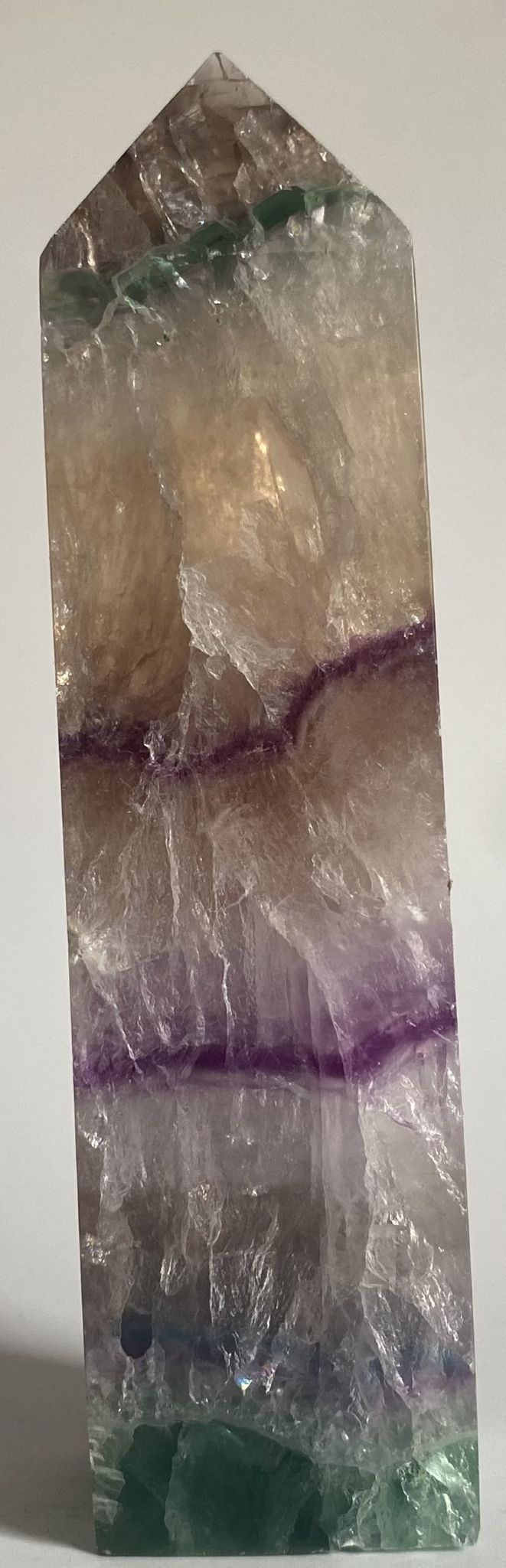 Obelisc din piatra semipretioasa de fluorit rainbow pe fundal alb