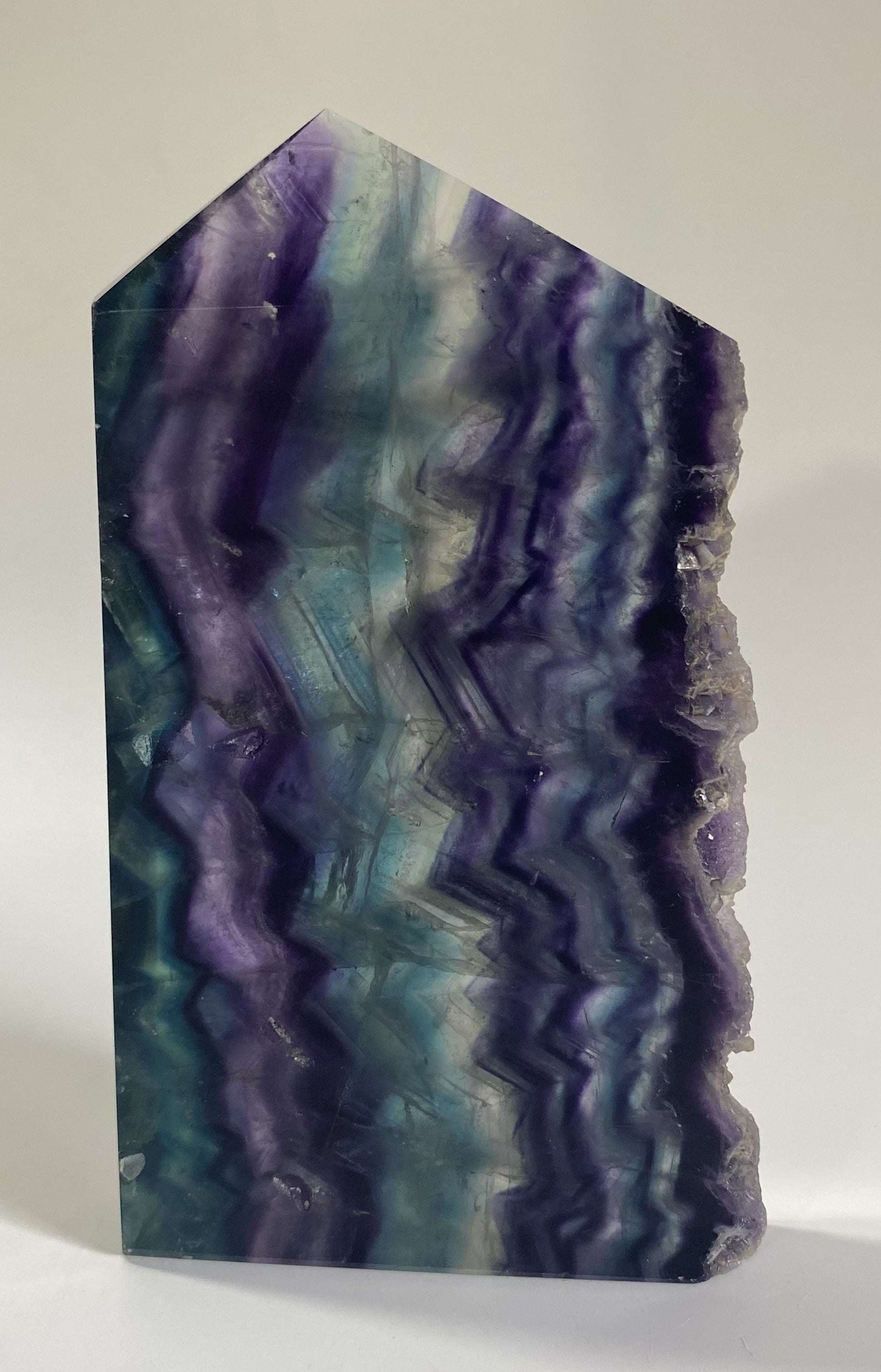 Obelisc brut din Fluorit Rainbow cu straturi colorate de violet și albastru, 13.7 cm înălțime