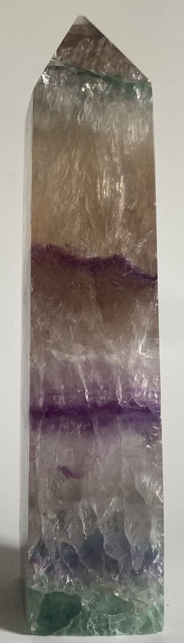 Obelisc din cristal de fluorit rainbow pe fundal alb
