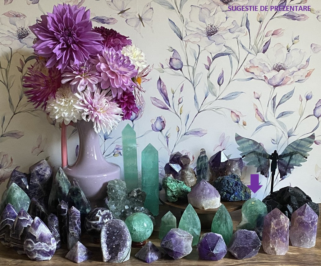 Decor cu obelisc brut din piatra semipretioasa de fluorit rainbow cu vaza cu dalii