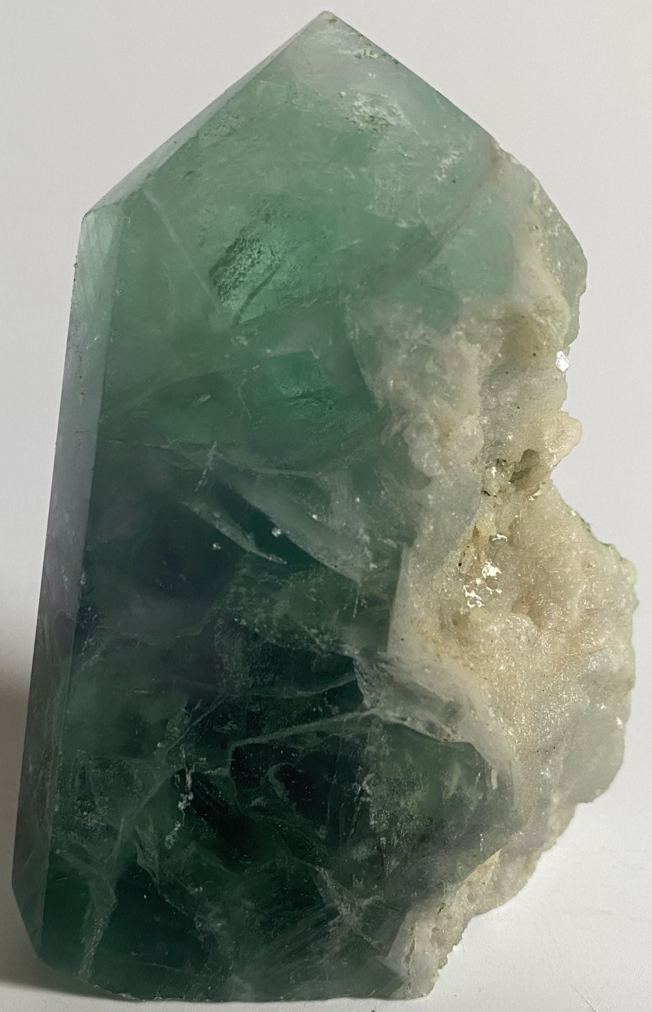 Obelisc brut din piatra semipretioasa de fluorit rainbow pe fundal alb