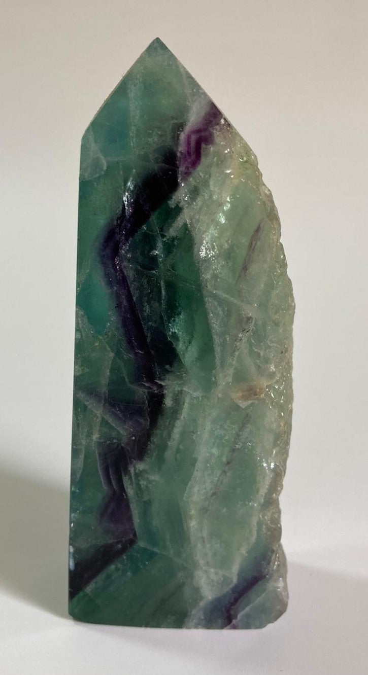 Obelisc brut din piatra semipretioasa de fluorit rainbow pe fundal alb