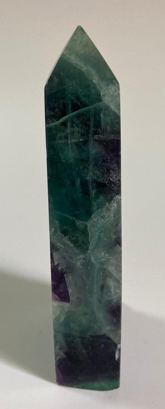 Obelisc brut de 10.7cm din cristal de fluorit rainbow pe fundal alb