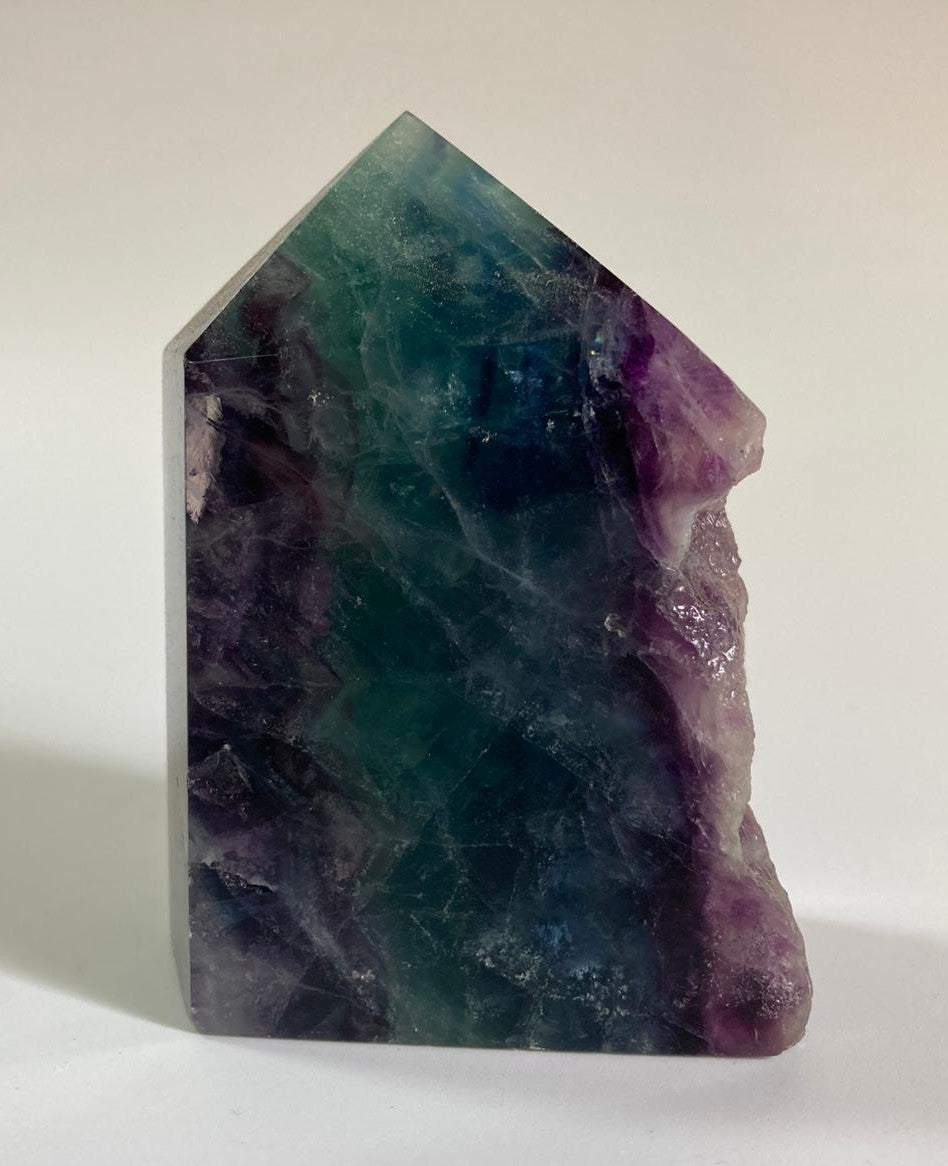 Obelisc brut din piatra semipretioasa de fluorit rainbow pe fundal alb