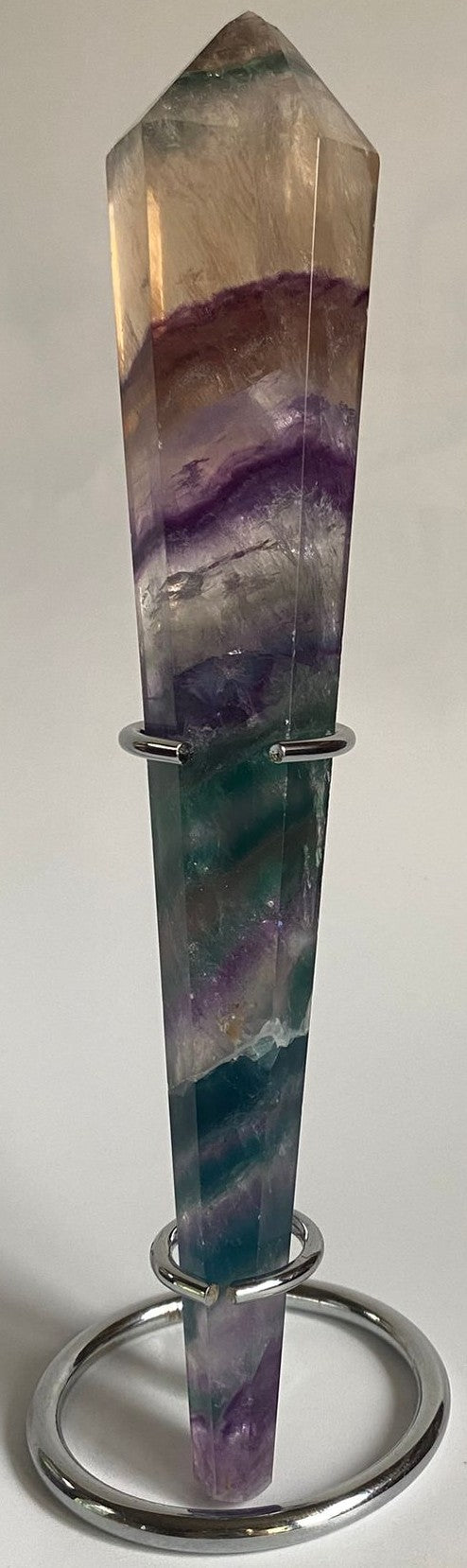 Sceptru din cristal de fluorit rainbow pe suport metalic cu fundal alb