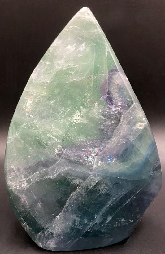 Sculptura din piatra semipretioasa de fluorit rainbow pe fundal negru