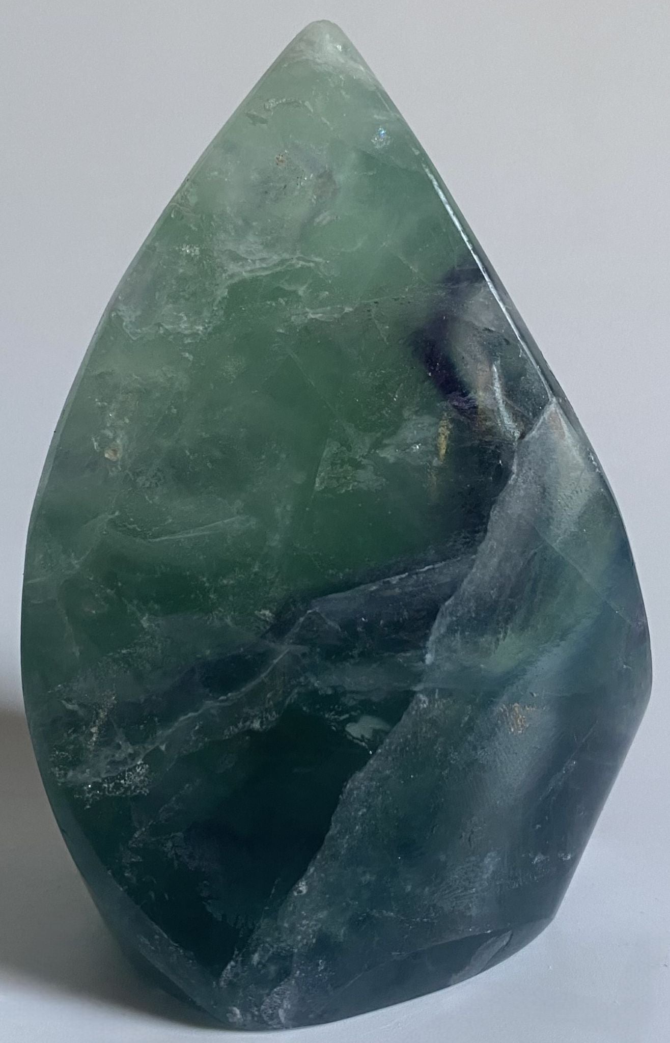 Sculptura din piatra semipretioasa de fluorit rainbow pe fundal alb