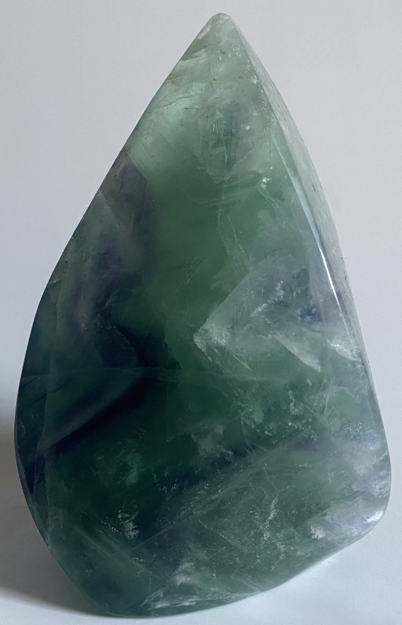 Sculptura din cristal de fluorit rainbow pe fundal alb