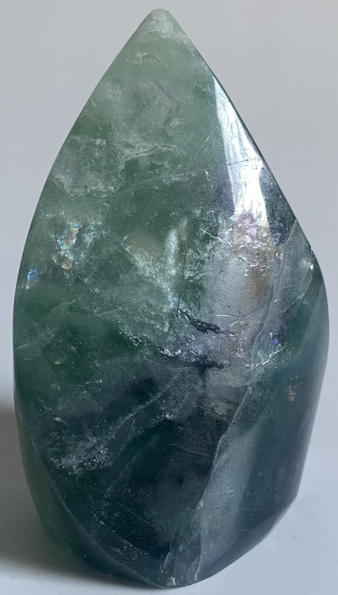 Sculptura de 10.5cm din piatra semipretioasa de fluorit rainbow pe fundal alb