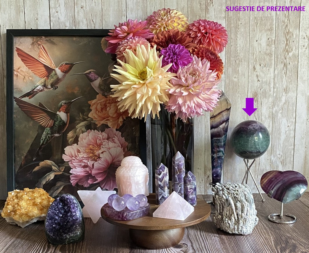 Decor cu sfera din piatra semipretioasa de fluorit pe suport metalic cu vaza cu dalii