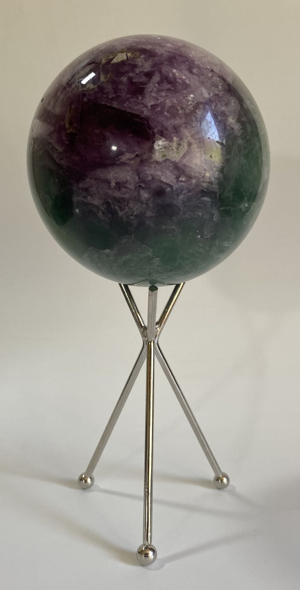 Sfera din cristal de fluorit pe suport metalic cu fundal alb