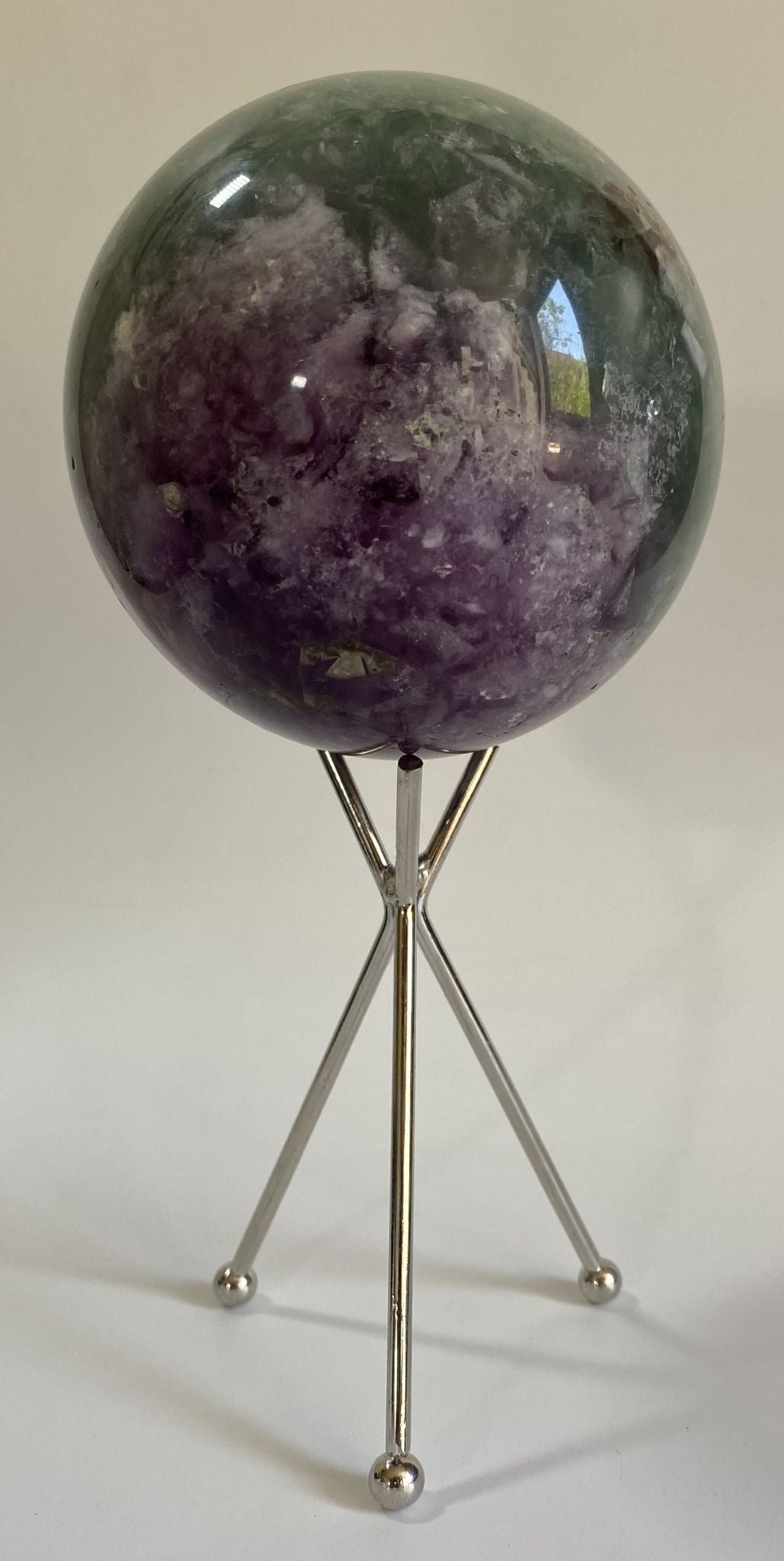 Sfera de 9.3cm din piatra semipretioasa de fluorit pe suport metalic cu fundal alb