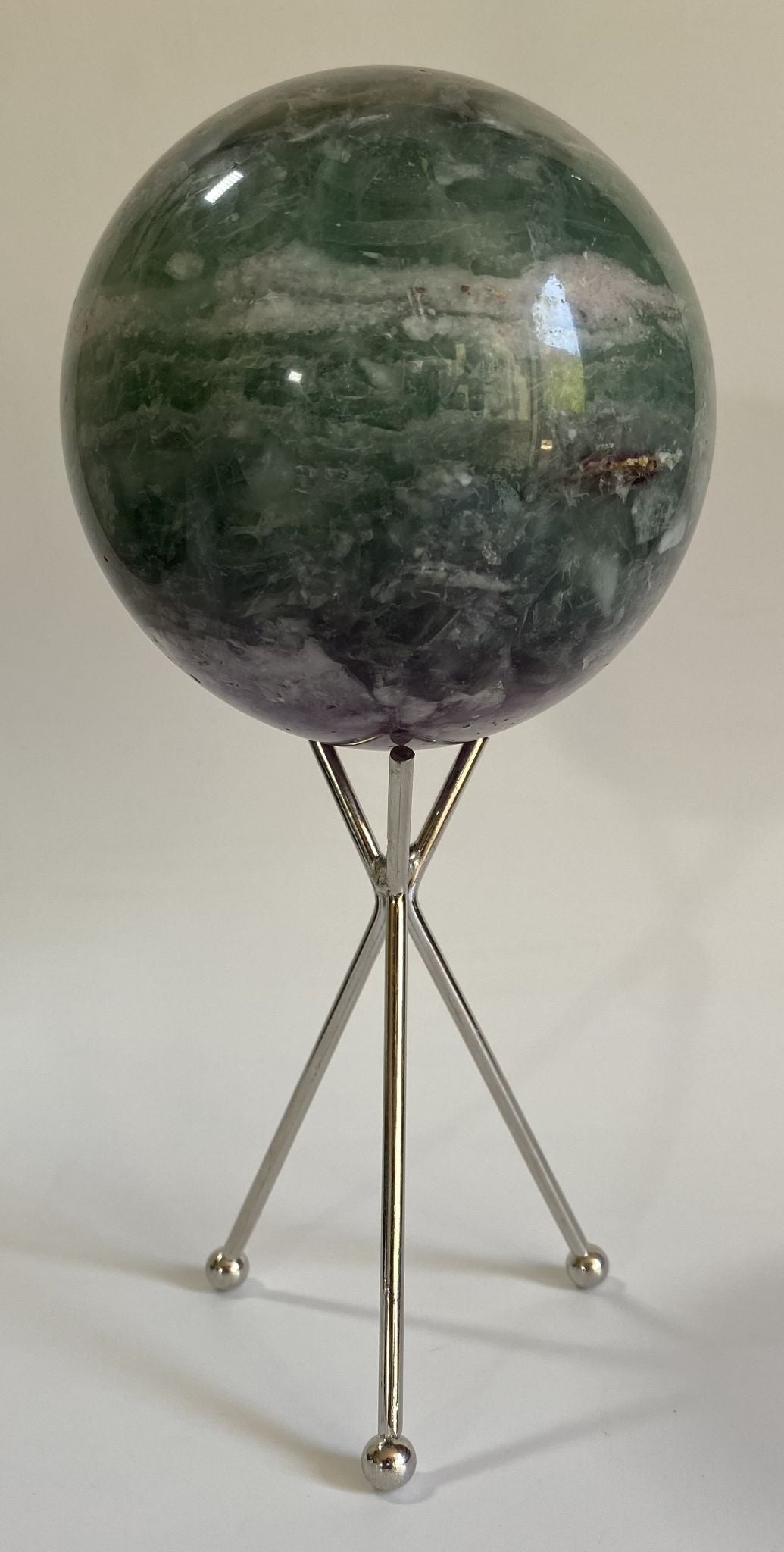 Sfera de 9.3cm din cristal de fluorit pe suport metalic cu fundal alb