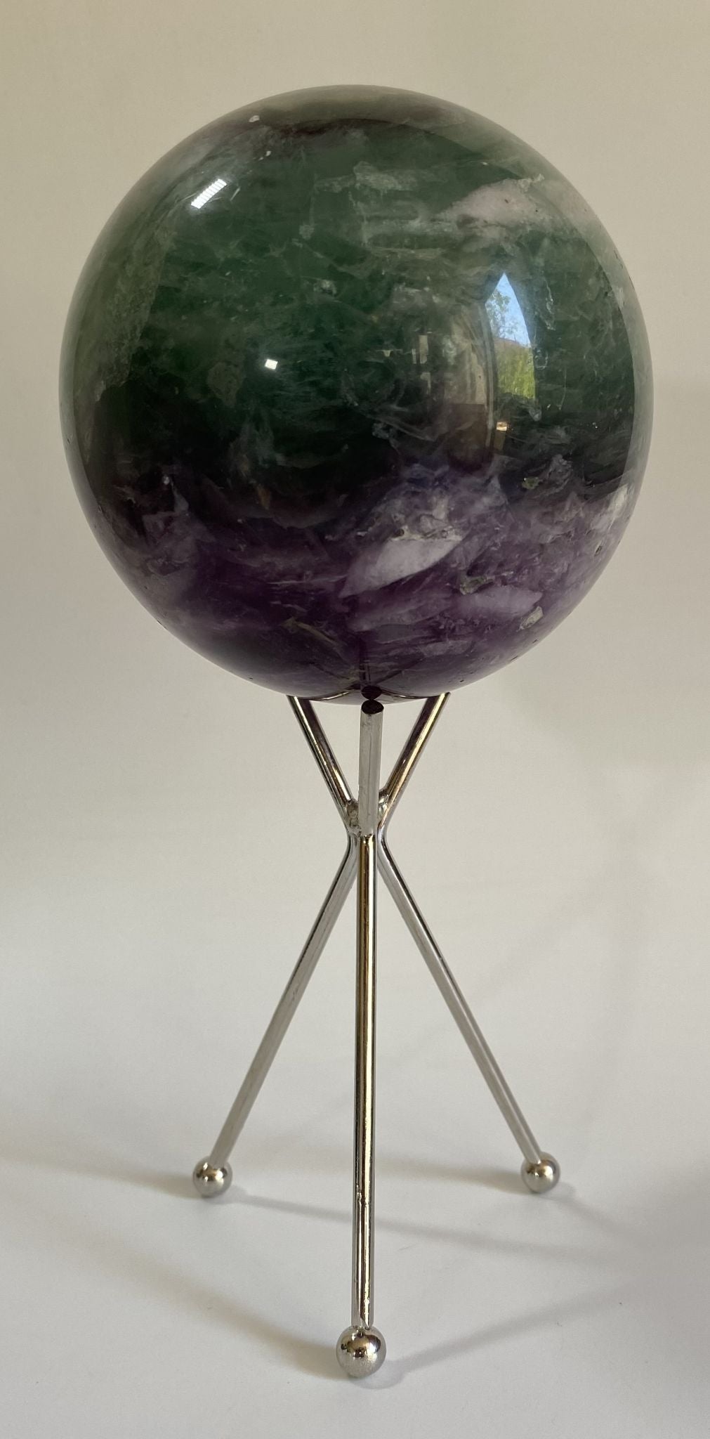 Sfera decorativa de 9.3cm din piatra semipretioasa de fluorit pe suport metalic cu fundal alb