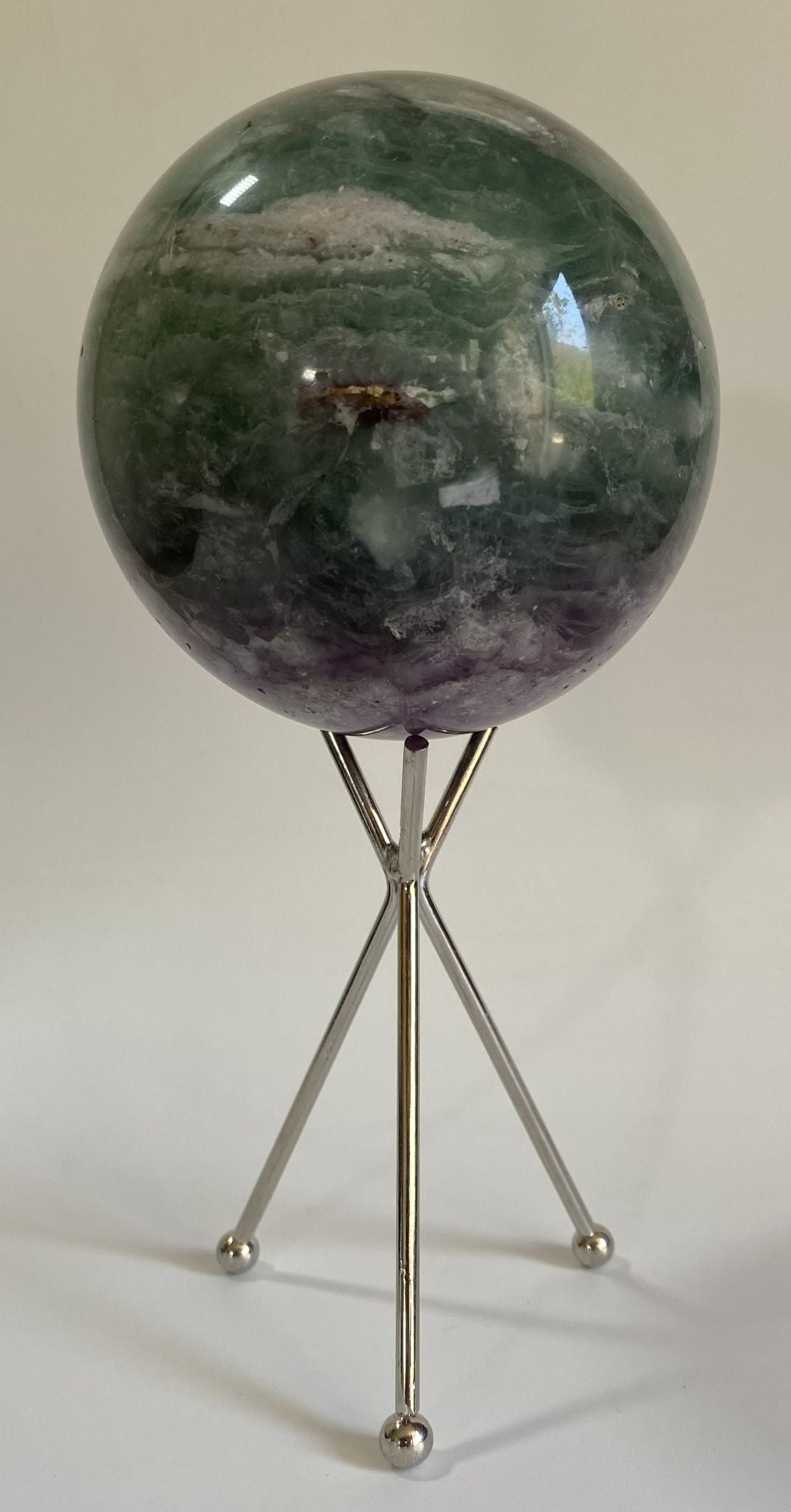 Sfera decorativa de 9.3cm din cristal de fluorit pe suport metalic cu fundal alb
