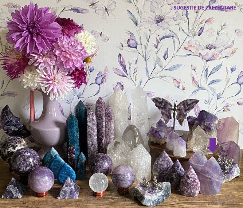 Sculptură din fluorit natural 9.9 cm printre alte pietre semiprețioase pe fundal floral