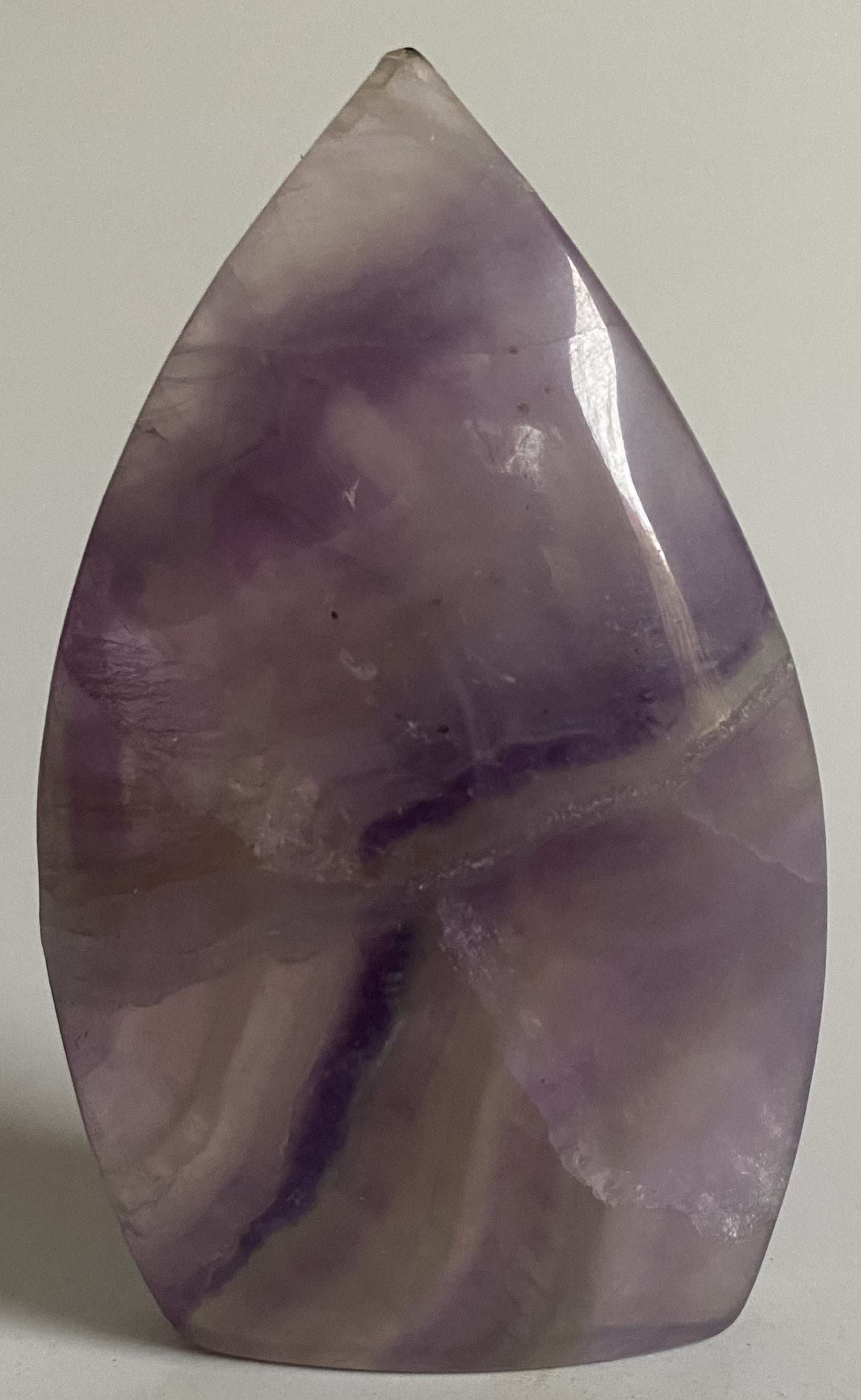 Sculptură din fluorit natural 9.9 cm, piatră semiprețioasă violet translucidă