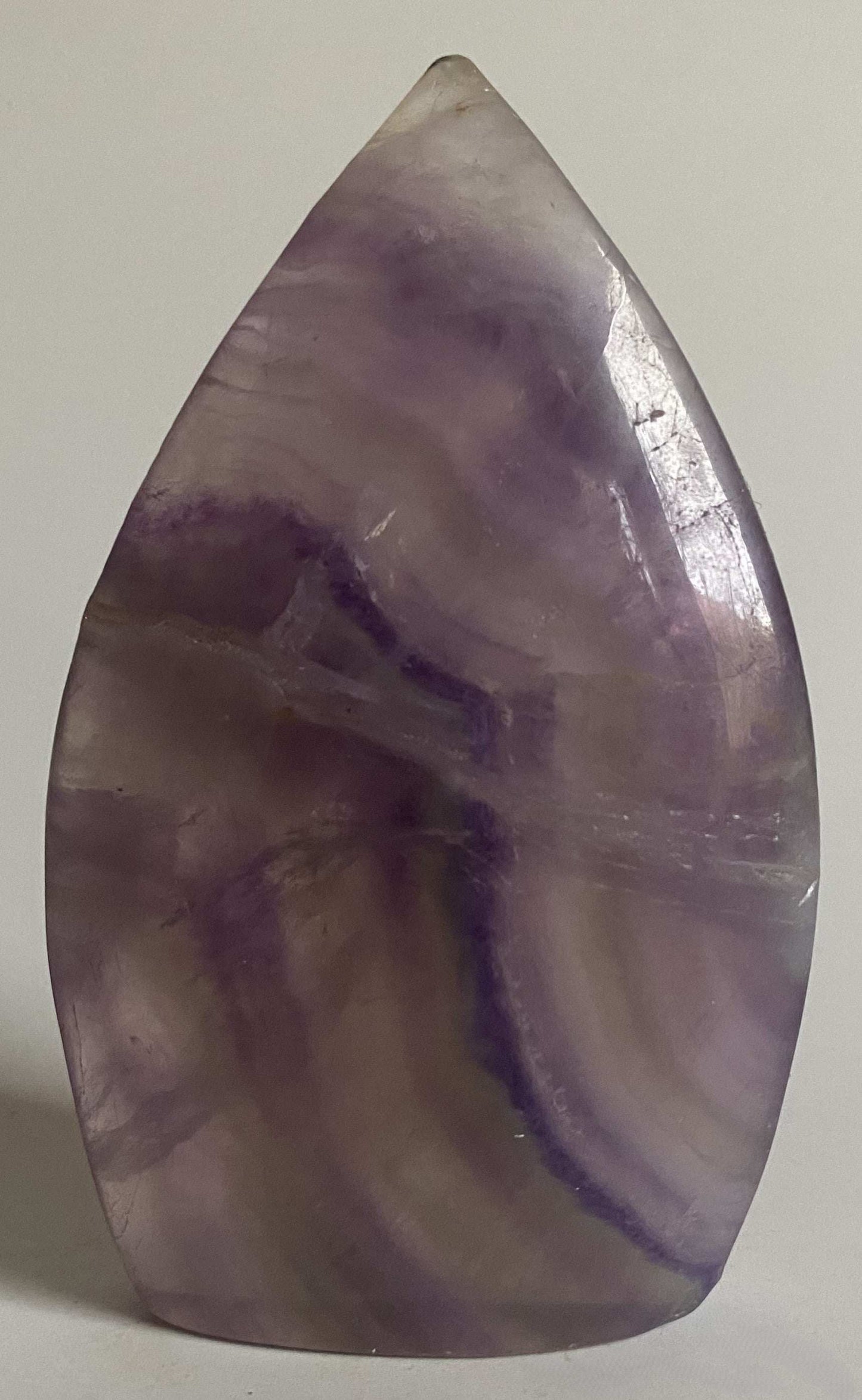 Sculptură din fluorit natural de 9.9 cm, piatră semiprețioasă cu nuanțe mov și albastre.