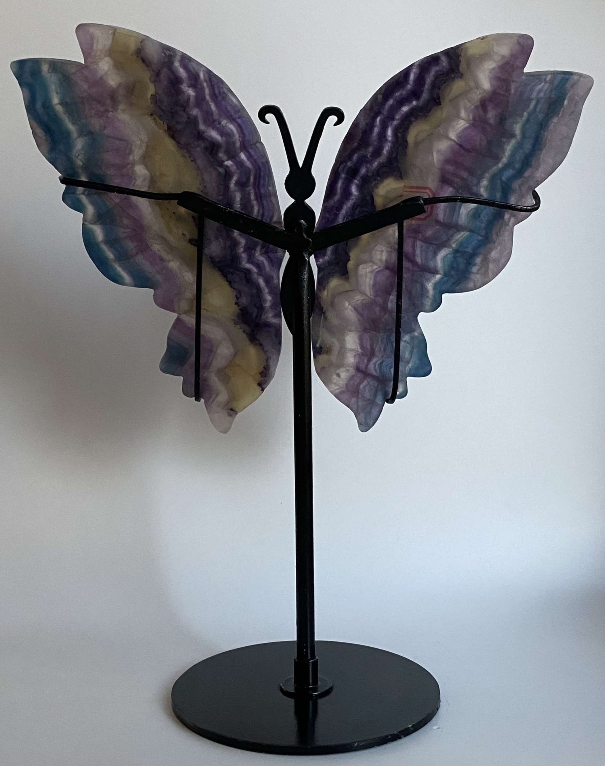 Fluture decorativ din fluorite colorat cu suport metalic inclus